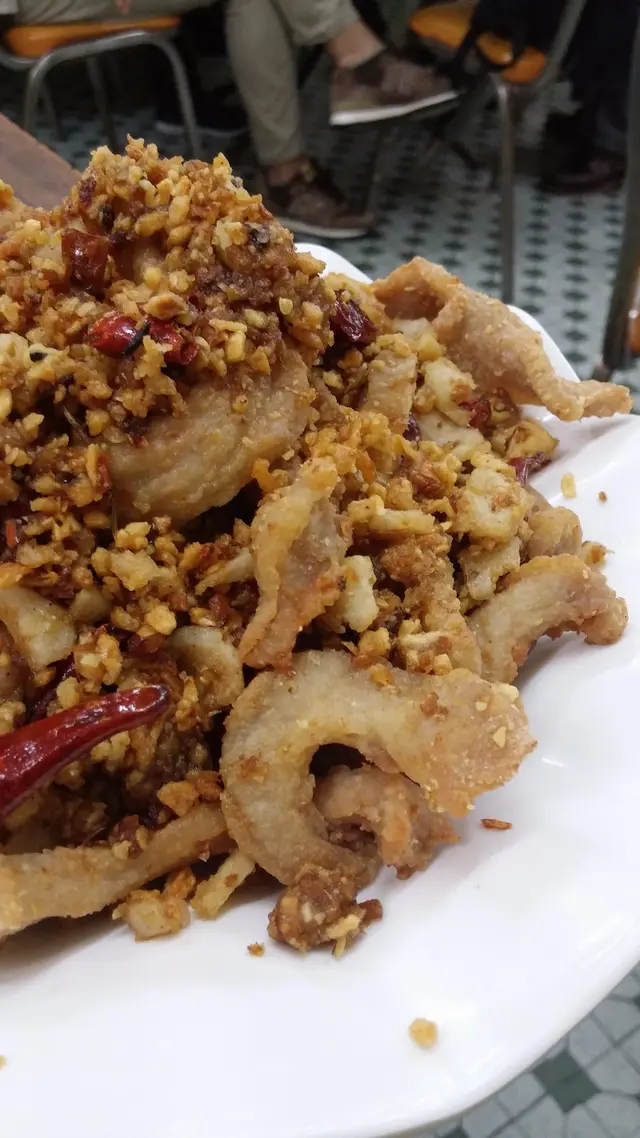 夠肉味又煙韌好嚼的豬頸肉也是略帶焦脆,金黃色的邊位最好吃,也不會油滋滋的