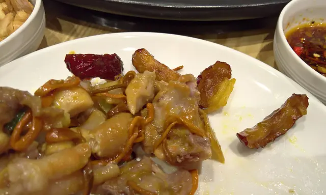 蒸煮後沒有過量的雞油出現，雞肉配以紅棗和醬油等醃制過，肉汁味道清甜，肉香濃郁