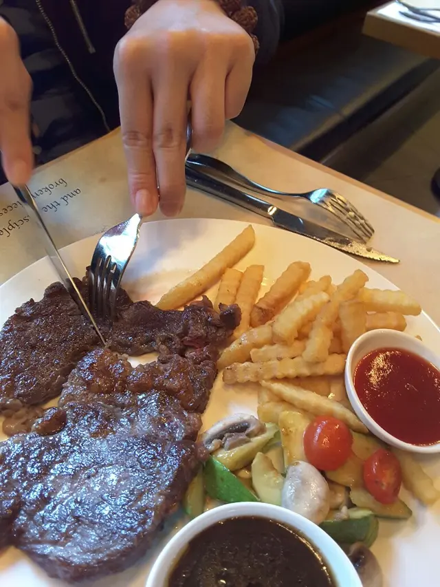 煎紐西蘭肉眼扒配薯條