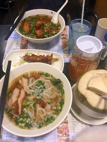 猪颈肉汤河丶鸡翼汤河丶沙嗲猪肉串烧
