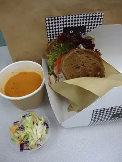 Seafood burger & 南瓜湯