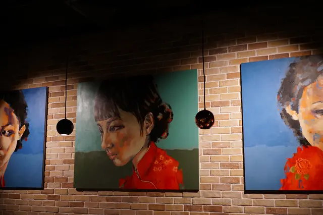 牆上有不同掛畫