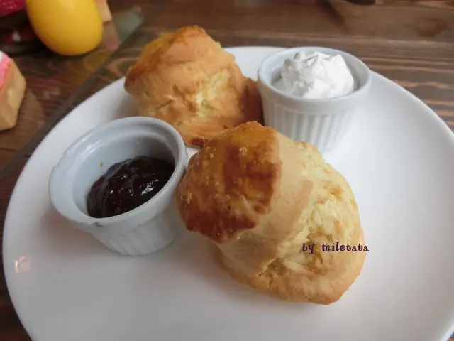 提子鬆餅配奶油忌廉及果醬