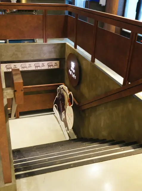 佔地兩層的食店, 樓下是接待及等候區