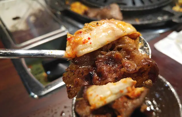 夾上泡菜一同進食更加一流