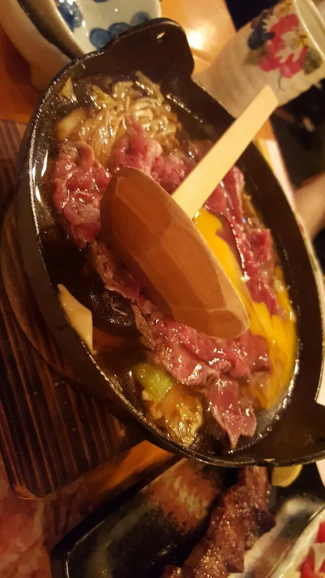 這野菜牛肉鍋湯很甜，肉是生的拿出來，拌一下就剛好熟的，不錯。但冬菇就一般般有點味道。