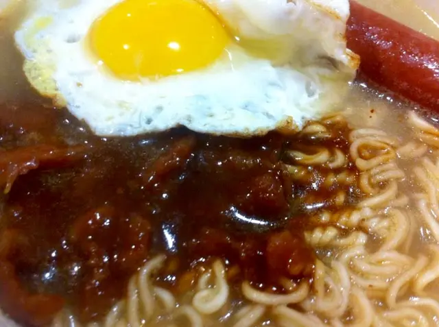 太陽蛋腸仔沙嗲牛肉福麵