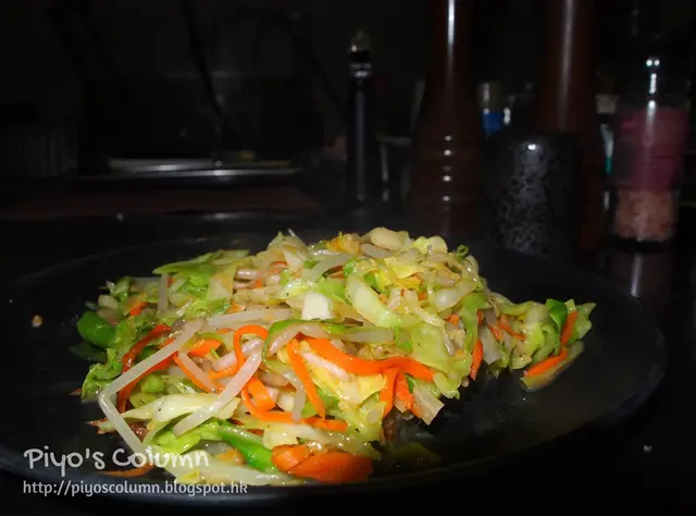 紅蘿蔔、芽菜、椰菜等雜菜,吸收了牛扒的餘香,但油了一點。