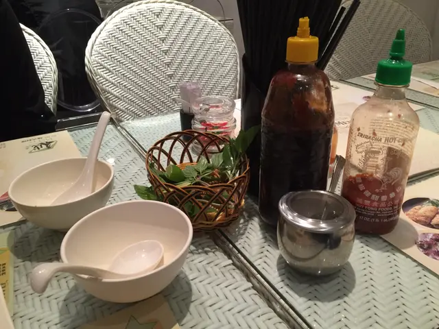 擺返籃九層塔係枱上面。隨便用