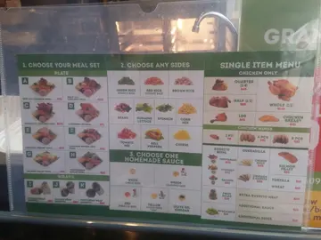 佢都起碼有8個餐揀，係雞既唔同部位，配菜，醬，有乜都寫得好清楚