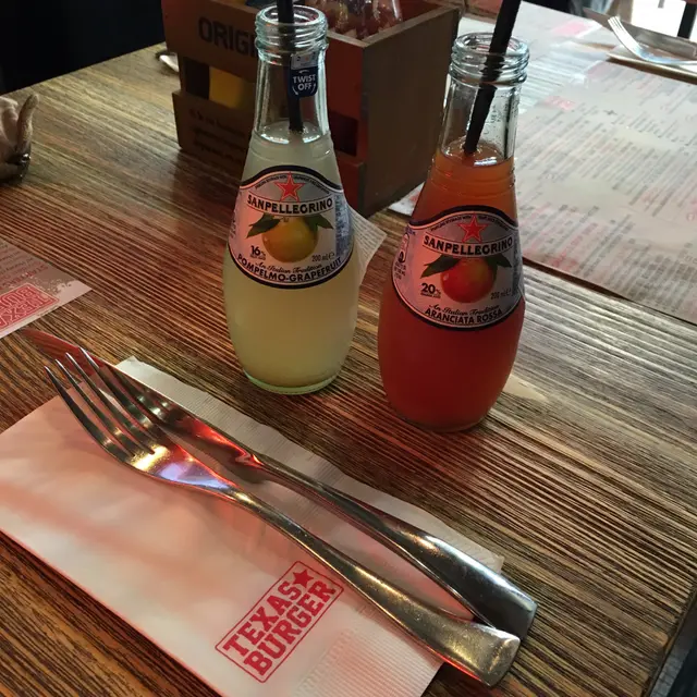 西柚有汽果汁(左), 血橙有汽果汁(右)