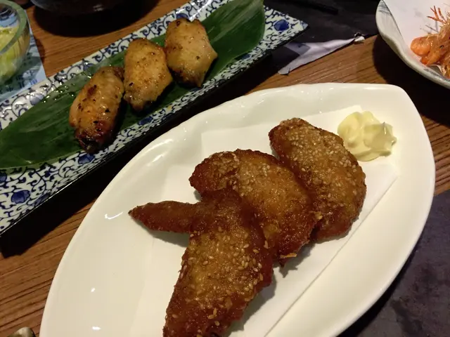 芝麻雞翼(前) 及 七味雞翼燒(後)