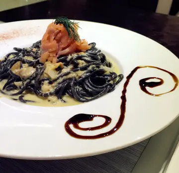 烟三文鱼蟹肉墨鱼汁意粉