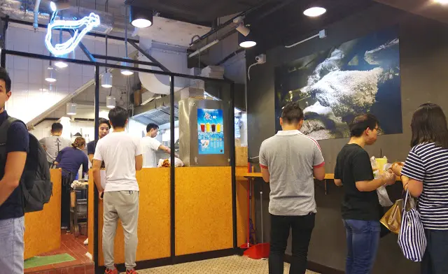 簡單的掛上兩幅大照片做裝飾