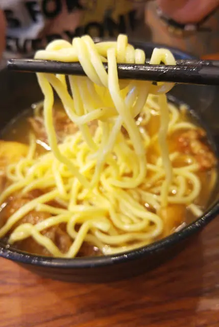 油麵微有咬口, 不過浸耐一點就變腍