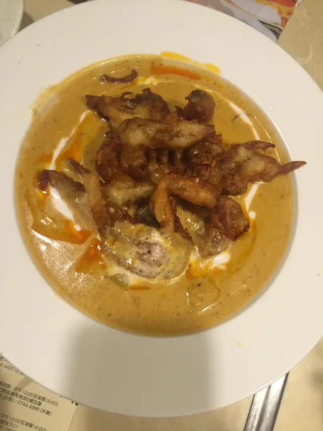 咖哩汁好濃，軟殼蟹大隻，好脆！