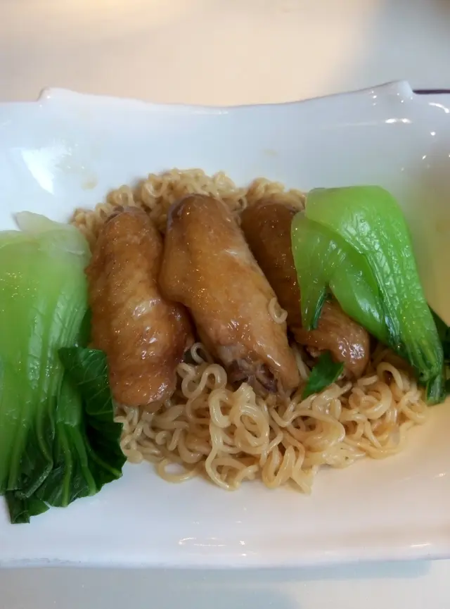 鮑汁雞翼撈公仔麵
