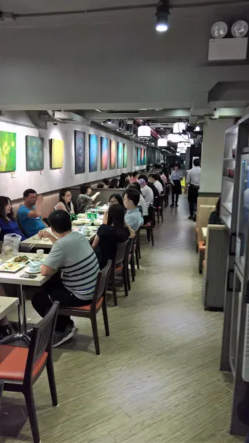 下層店舖很深，在門口望進去有一望無際的感覺