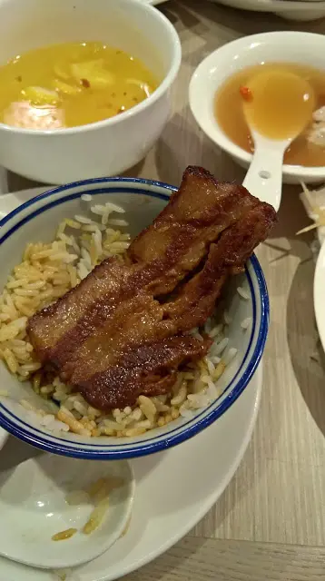 在口中扣肉的脂肪慢慢地在口腔內溶化變成了香口的豬油，而腩肉肉質本身已經被煮得酥化