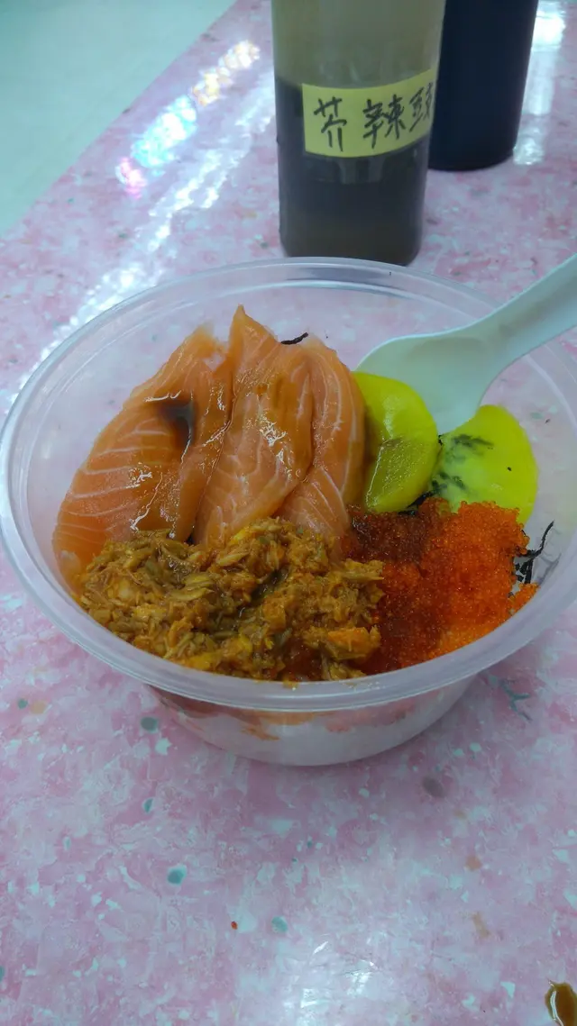 辣味三文魚碎太多油, 切件三文魚食落無咩味, 飯乾硬醋味重, 整體感覺唔良好