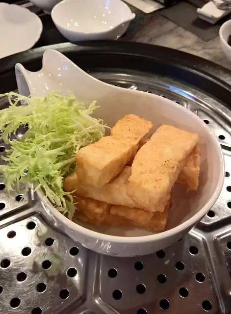 一條條長方型的墨魚頭炸成金黃色,一碟酥炸墨魚頭有8條