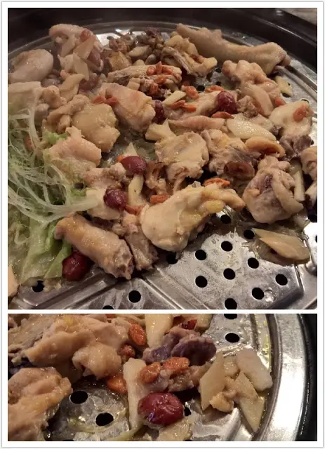 蒸煮後沒有過量的雞油出現,雞肉配以紅棗、杞子和醬油等醃制過,藥材味適中,肉汁味道濃郁
