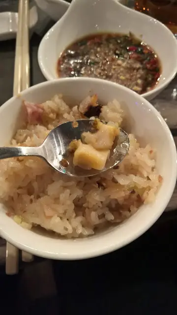 這個糯米飯可說是材料十足,有齊了各種臘腸、臘肉、冬菇,但鮑魚的份量就不算多,一碗裡也有2-3粒,但勝在切粒後size還是ok的