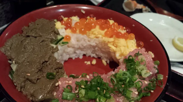 3種顏色:三文魚子蛋絲,吞拿魚,及蟹膏