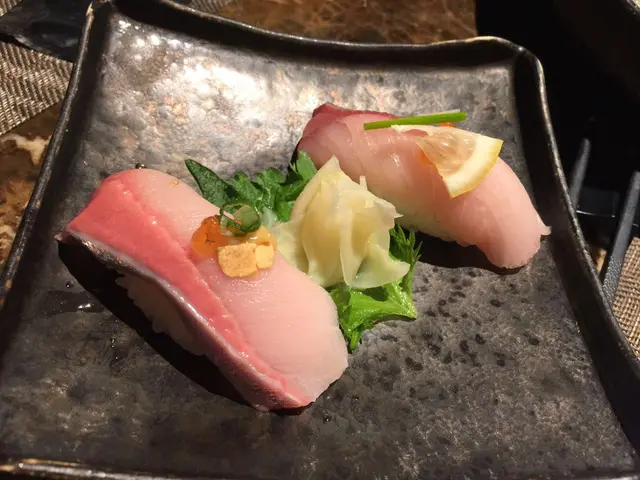 蜜柑味油甘魚壽司 + 炙燒柑橘味油甘魚壽司