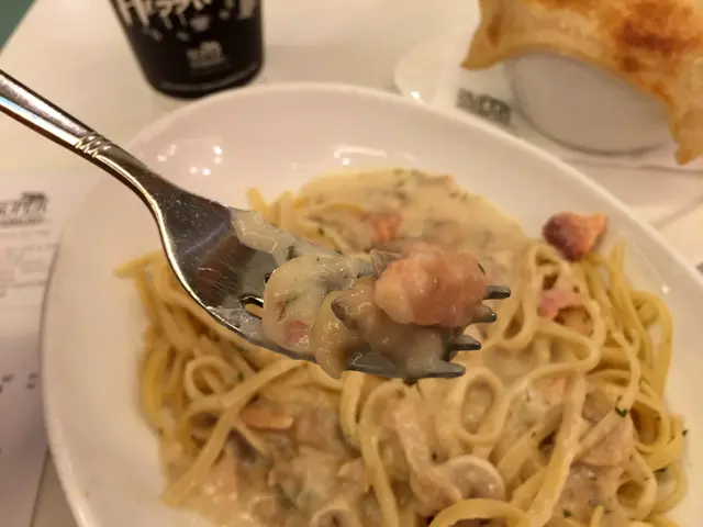 挪威煙三文魚、蜆肉扁意粉配刁草忌廉汁