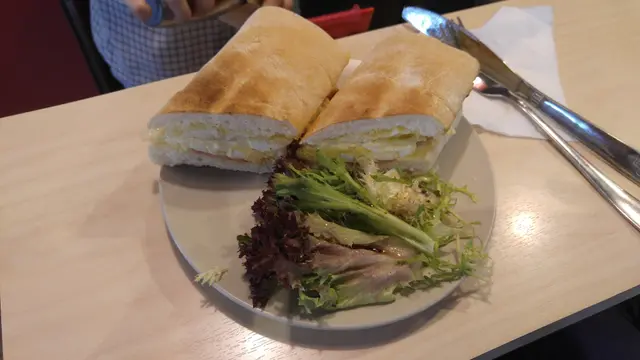 意大利包配碎蛋火腿+沙律