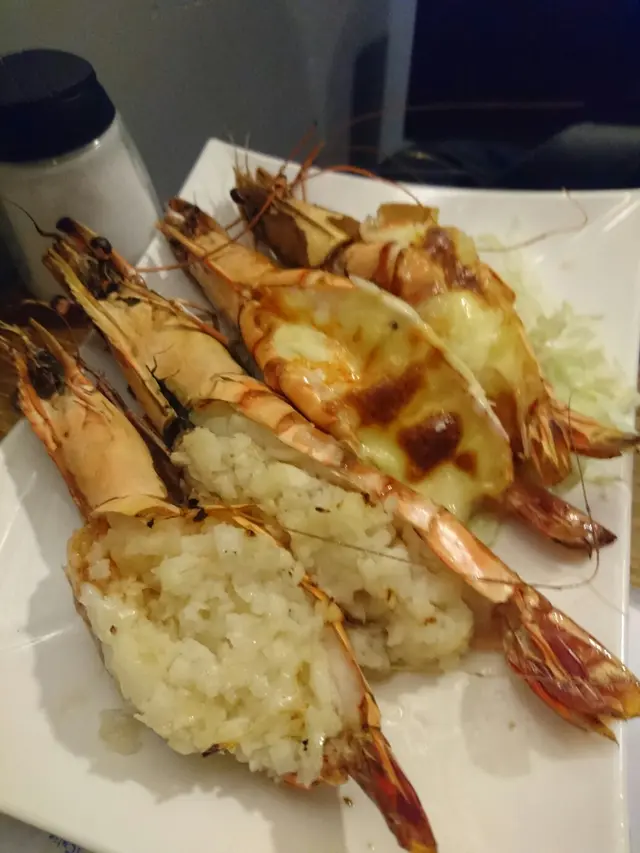 啲蒜蓉真係鋪落去架咋完全帶唔出燒完同海鮮混合既香，而且隻蝦係平時超市一盒4隻果啲雪藏蝦