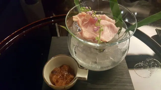 和牛凍食，小女子真係第一之食，兩塊和牛好珍貴，老實似乎和牛味唔太顯著，但個汁確係我至愛，凍食都係唔啱我。