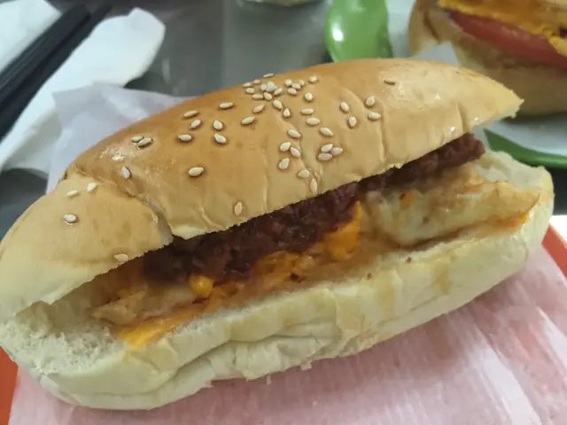 招牌芝士咸牛肉蛋豬仔包