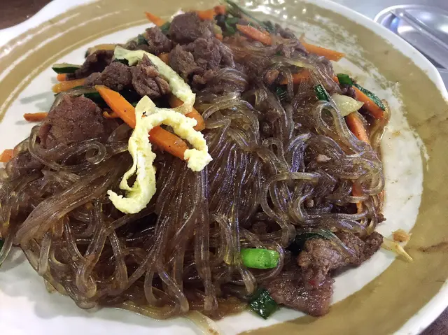 牛肉夠厚，而且味道甜甜地。不過炒粉絲點都係油油地!