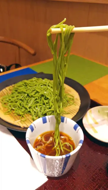 將冰凍又不會有冰粒的蕎麥麵沾上醬油吃, 一解高溫之悶熱