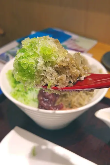 黑糖漿那邊顯得很甘甜, 加上刨冰本身加入了煉奶, 令每啖更香口