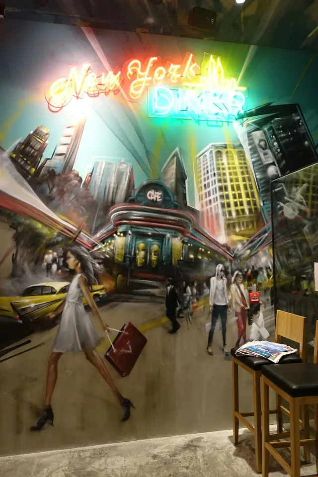 外籍藝術畫家為店子添上兩幅 feature wall!