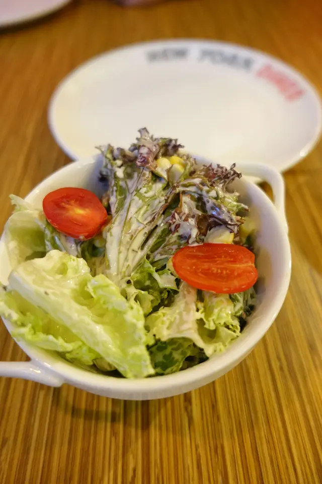 新鮮爽脆的沙律菜;拌勻好像千島醬的沙律醬,十分膩又會致肥!