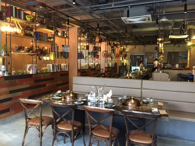 內部陳設十分精細,很有空間感。