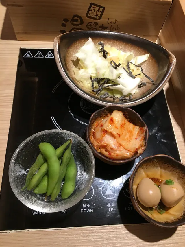 前菜(鹽味豆、甘味泡菜、味付鵪鶉蛋及鹽醬麻香椰菜)