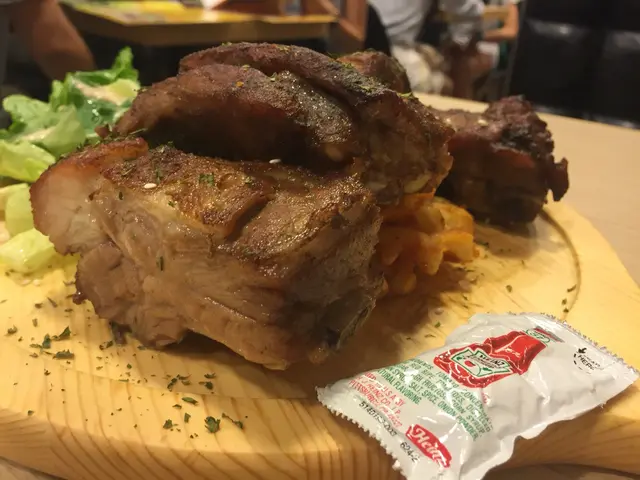 一黎到真係唔係講笑 真係超乎我想像 首先望落去個肉既厚度幾厚 咬落去好Jucie mmm味道就好似燒腩仔咁😍 而肉既下面就有薯格係度 薯格就無咩特別同kfc差唔多 但就好脆 就算食完晒所有嘢都仲係好脆則邊有生菜係度等食到溜溜地既時候可以食反d減下油膩感🤓