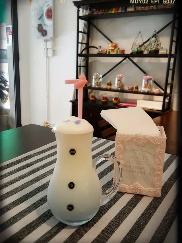 Blue Butterfly Pea Vanilla Milk（$38/單點；跟餐免費）