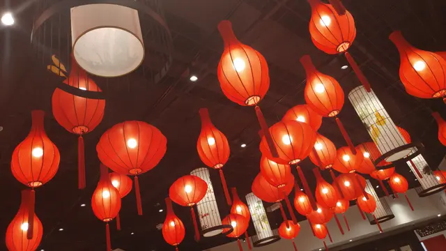 陳設相當雅致,垂吊的燈籠,水墨風書畫、深木的屏風,貴氣卻不落俗套。