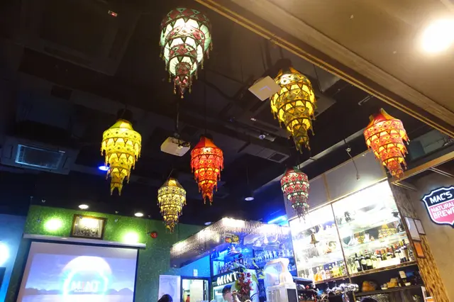 這裡有室內亦有室外用餐區,配上色彩繽紛的吊燈