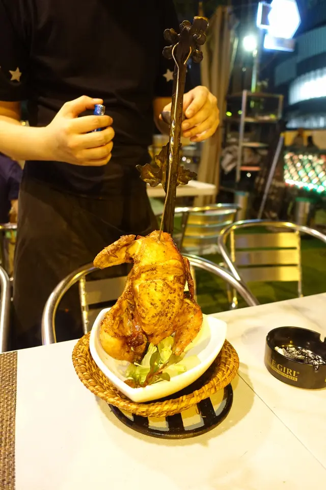 當男店員送上桌後,隨即以火鎗燒,令我們很驚喜!