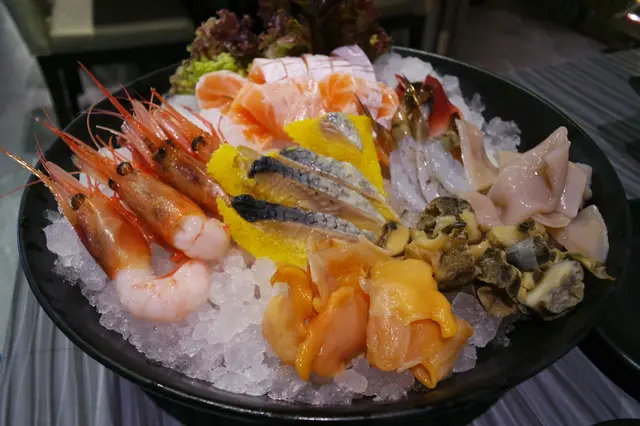 三文魚，極大甜蝦，螺片，北寄貝，虎蝦，赤貝