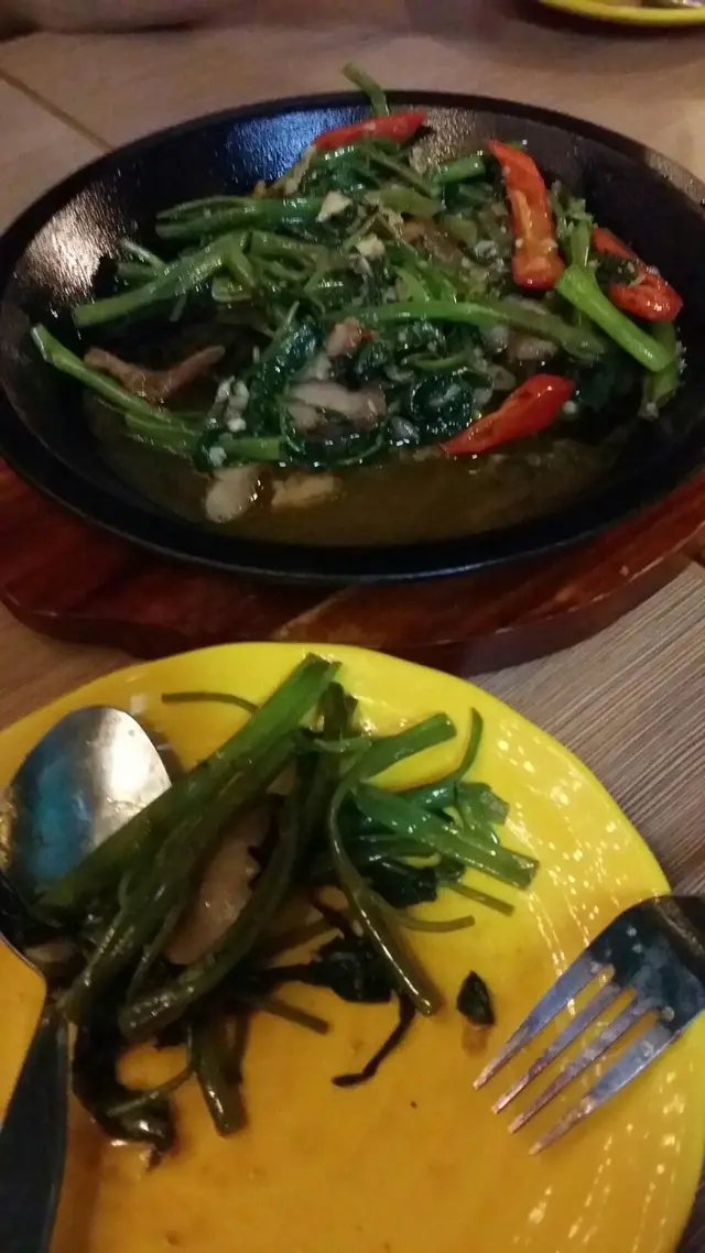 鐵板豬頸肉啫通菜