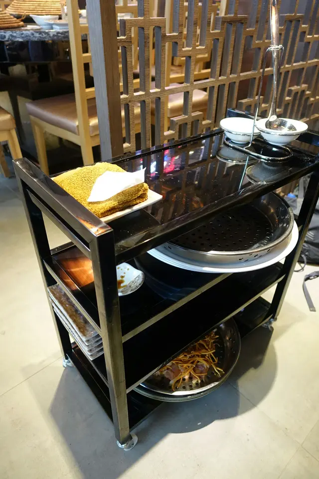 每張桌子旁邊，均放有一個木茶几，以便放上送來的食物！認真貼心！