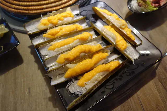 除了以粉絲墊底之外，另加上橙黃色的醬汁，這是用上黃椒及洋蔥混合而成